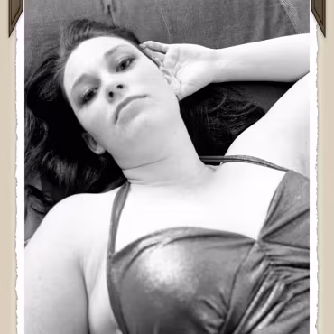 Dangerous Curves The many facits of sara cate as we spend an afternoon photographing/