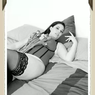 Dangerous Curves The many facits of sara cate as we spend an afternoon photographing/