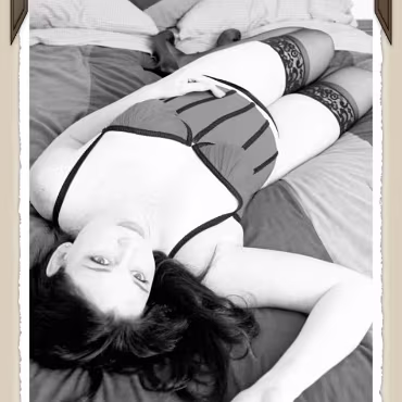 Dangerous Curves The many facits of sara cate as we spend an afternoon photographing/